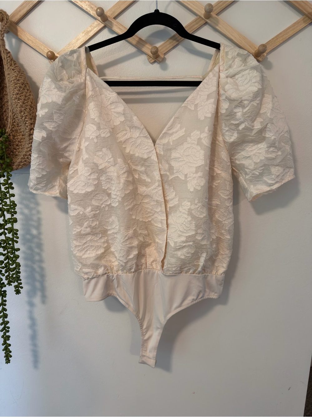 ASTR The Label Colby Puff Sleeve Floral Jacquard Textured Bodysuit Medium - Picture 4 of 10